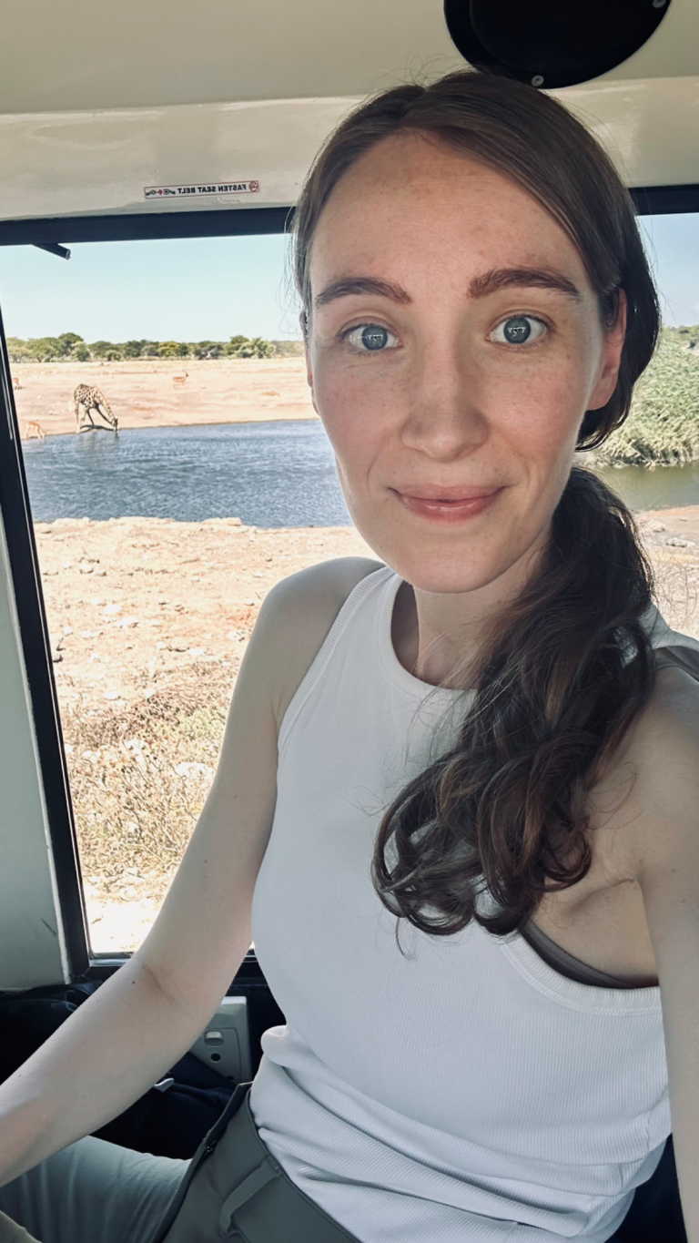 Ich auf Safari - an einem Wasserloch im Etosha in Namibia.