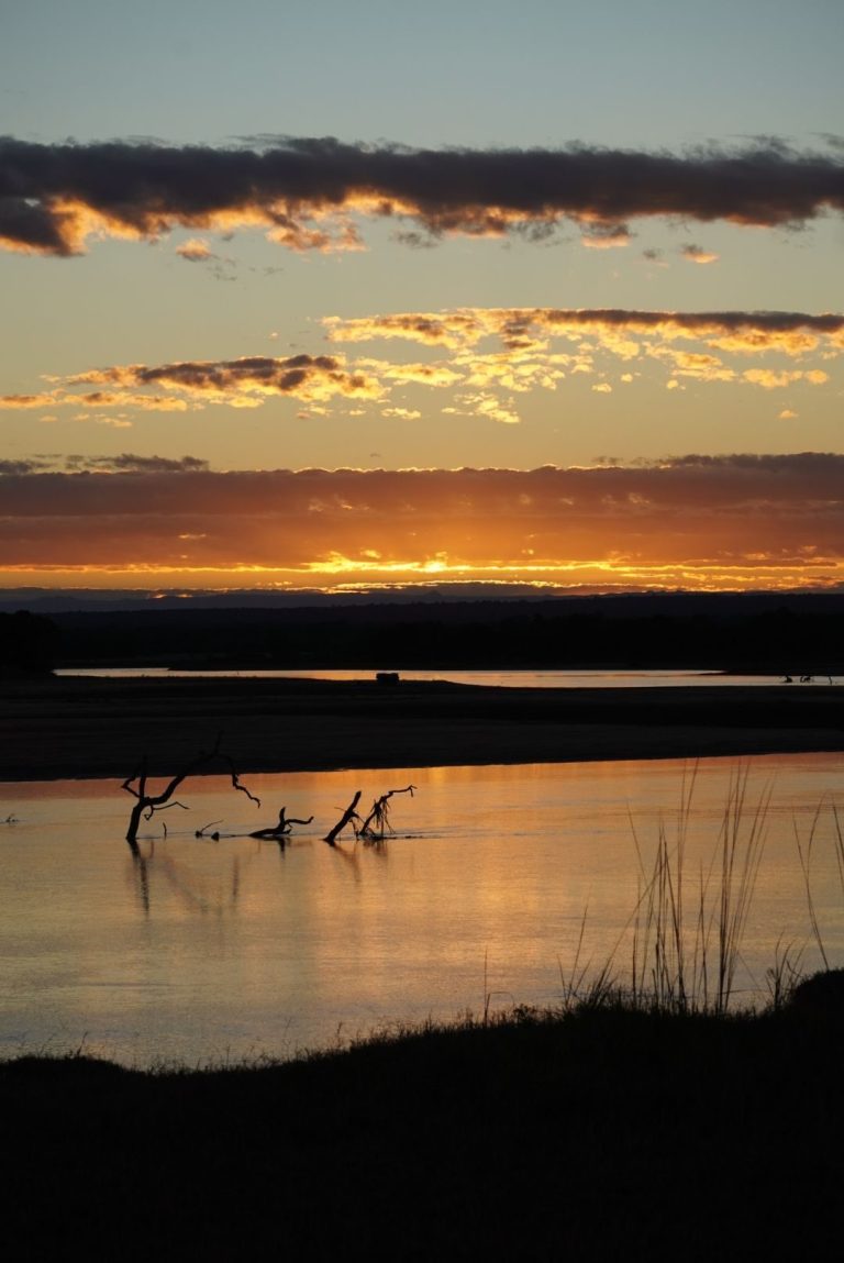 Safari in Afrika: Sonnenuntergang am Luangwa-Fluss
